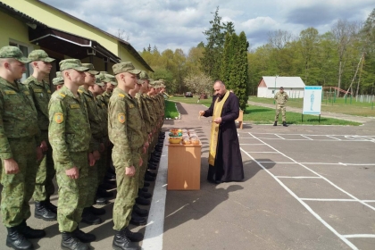 Священнослужители посетили пограничные заставы, где освятили пасхальные куличи и яйца.
