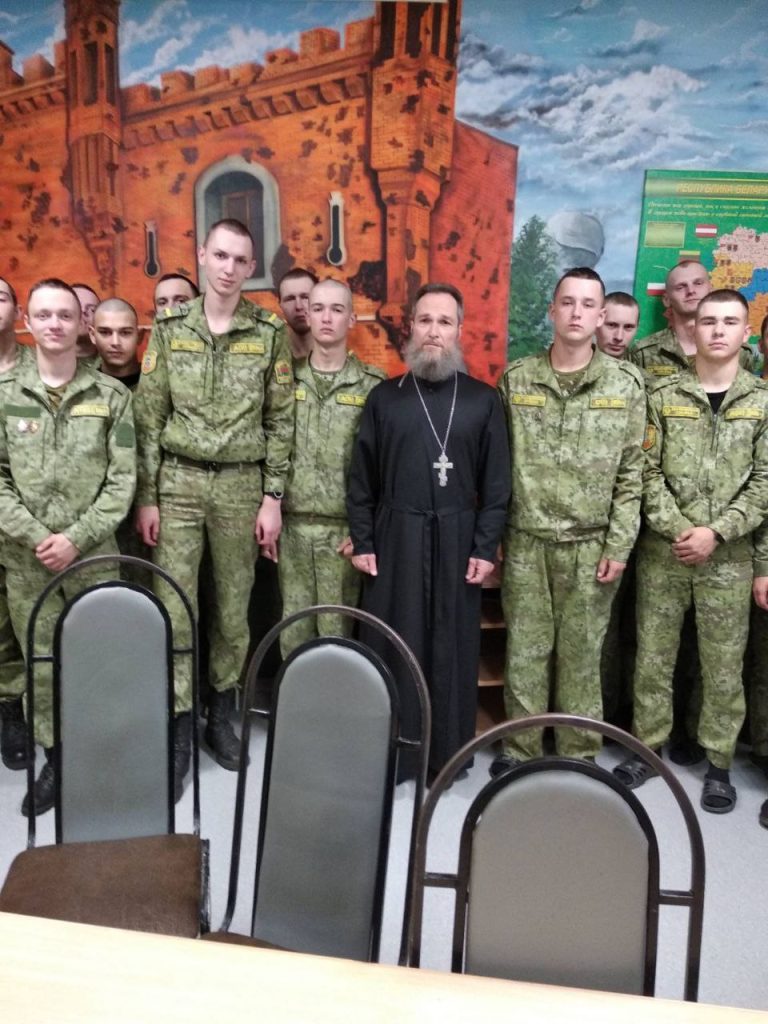 Священник Виталий Довженюк поздравил военнослужащих заставы N8 Огородники с праздником Покрова Владычицы.