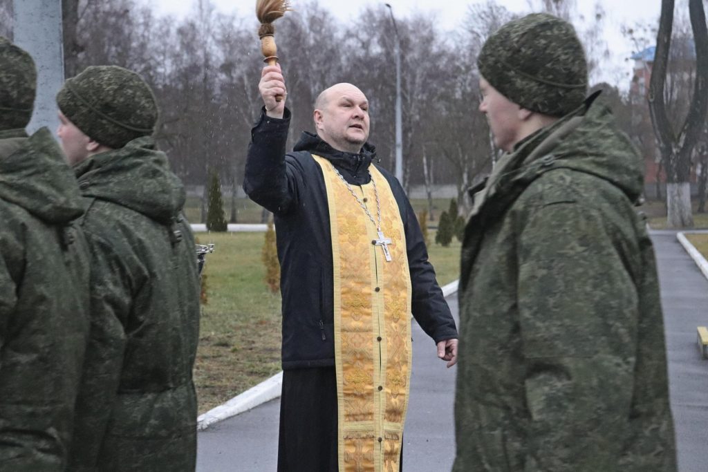 Иерей Андрей Дулько поздравил десантников с началом учёбы.
