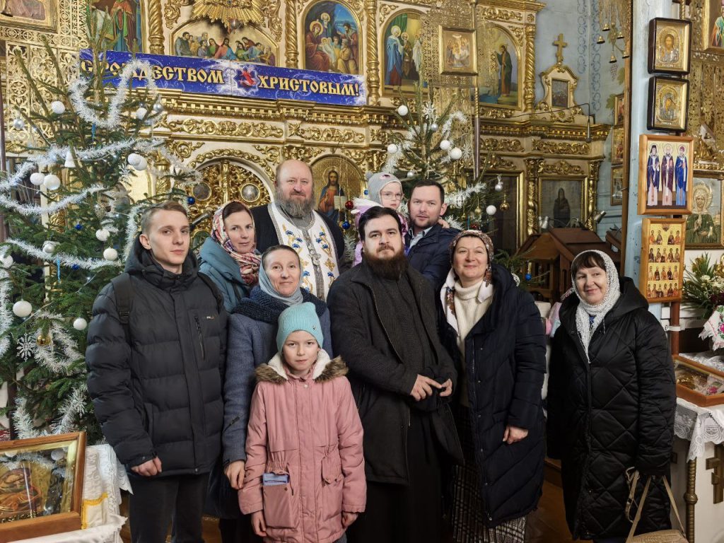 Хористы гарнизонного храма Святителя Николая Чудотворца приняли участие в вечерах Рождественских песнопений.