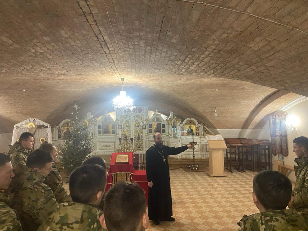 Гарнизонный храм  посетили военнослужащие и члены военно-патриотических клубов внутренних войск Республики Беларусь.