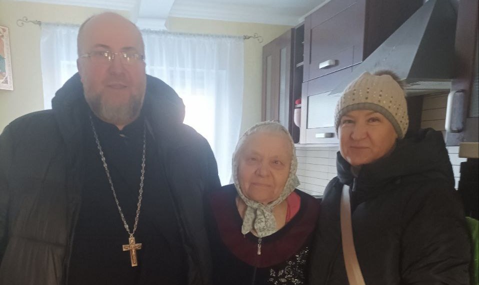 Пожилых прихожан храма поздравили с Рождеством Христовым!