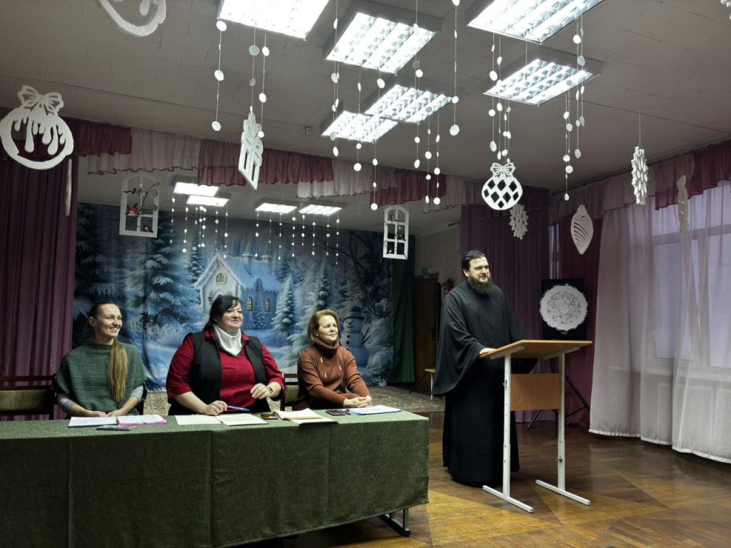 Клирик гарнизонного храма посетил родительское собрание.