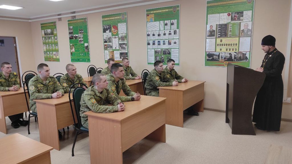 Беседа с военнослужащими первой заставы «Хвойники»на тему: «Взаимоотношения между солдатами».