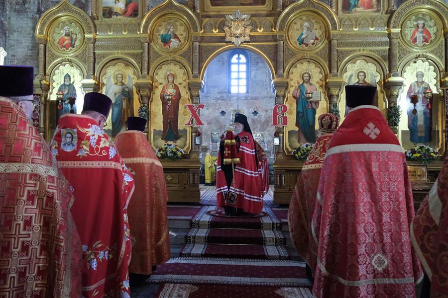 Архиерейское богослужение в канун вторника Светлой седмицы.