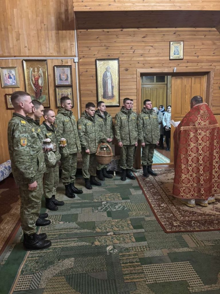 Военнослужащие 2 и 3 застав Брестской Пограничной группы в/ч 2187 н.п. Переров и н.п. Каменюки Каменецкого района участвовали в Пасхальном Богослужении.