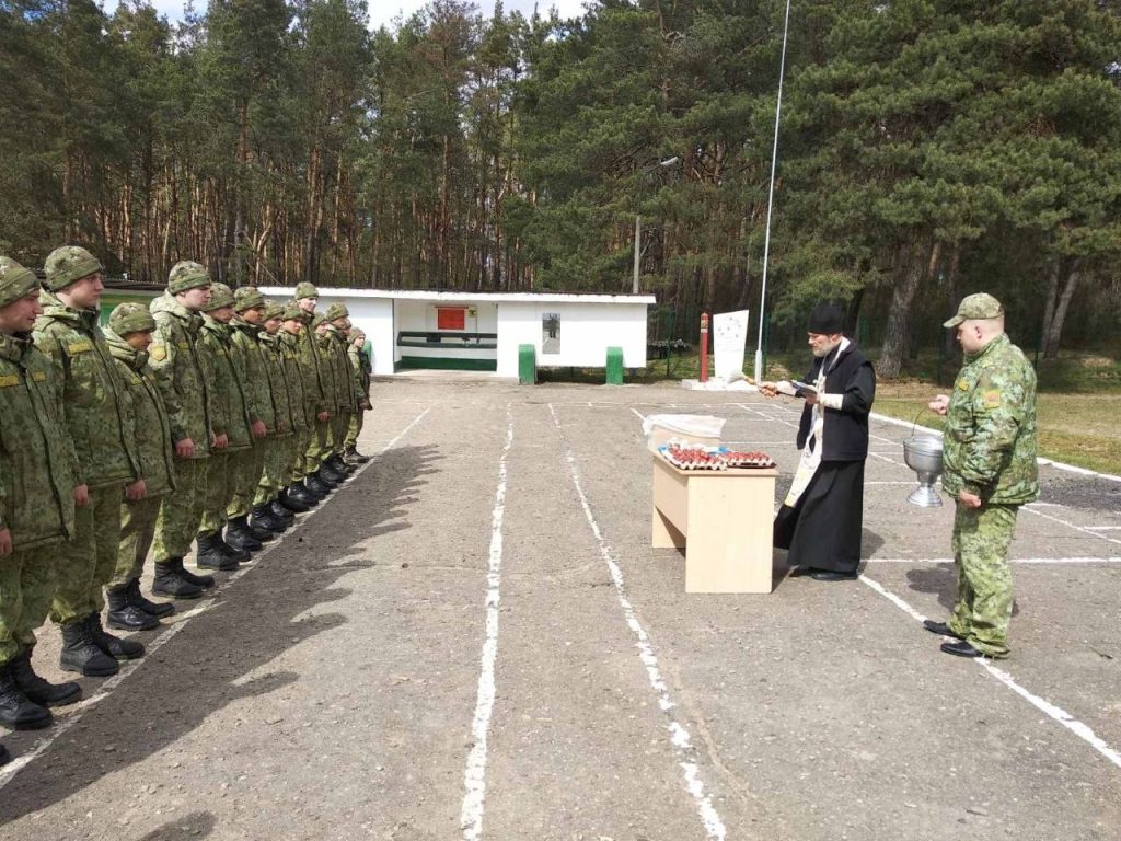 Священнослужитель совершил чин освящения военной техники и личных транспортных средств военнослужащих.