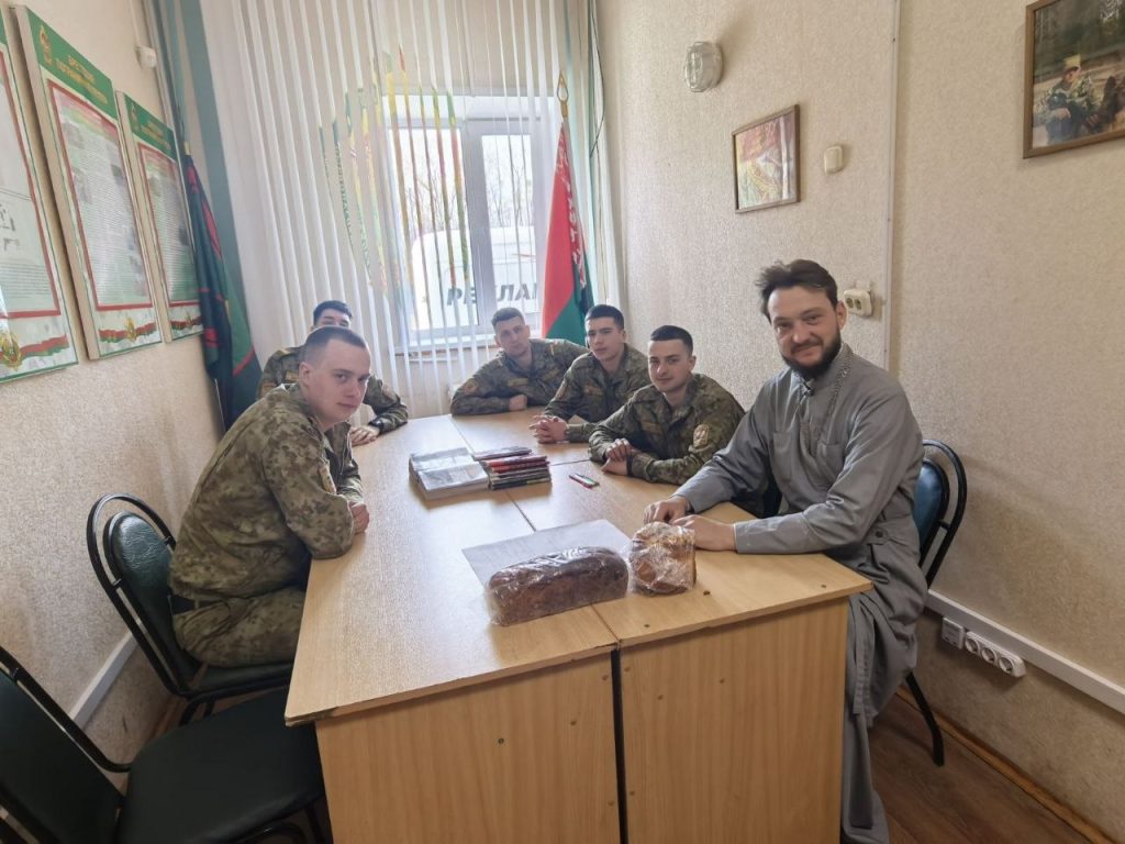 Священник поздравил военнослужащих со Светлым Праздником Воскресения Христова.