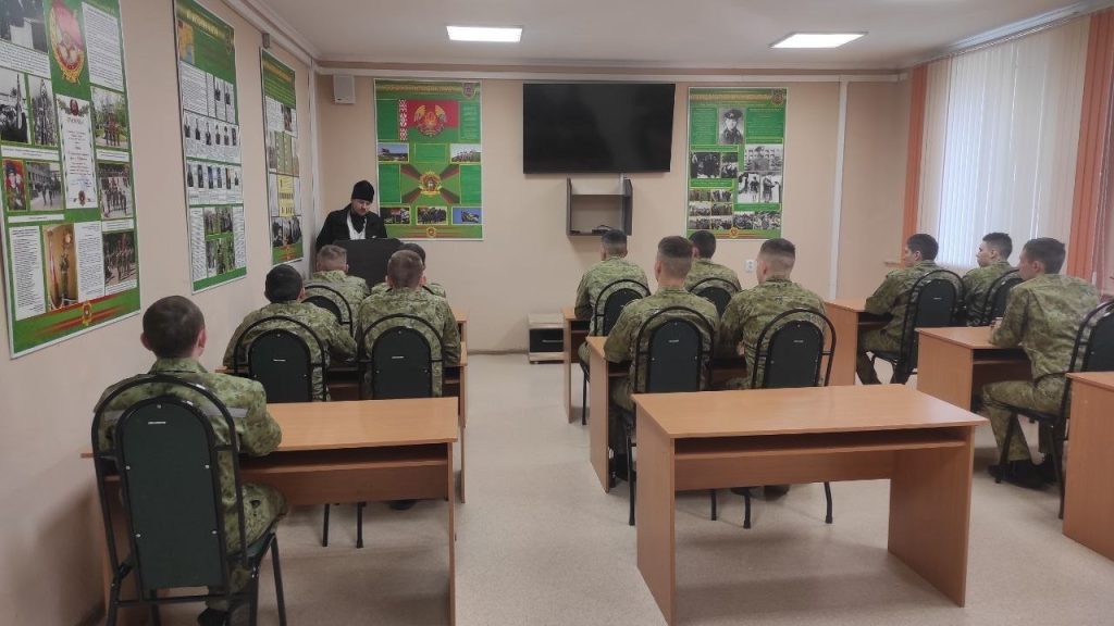 Священник поздравил офицеров и солдат с праздником Светлой Пасхи.