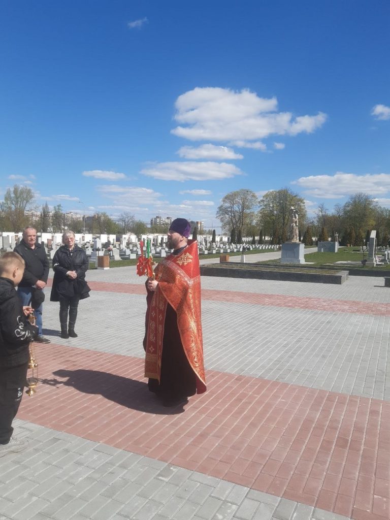 Протоиерей Виталий Хоновец совершил Пасхальную заупокойную литию на Гарнизонном кладбище города Бреста.