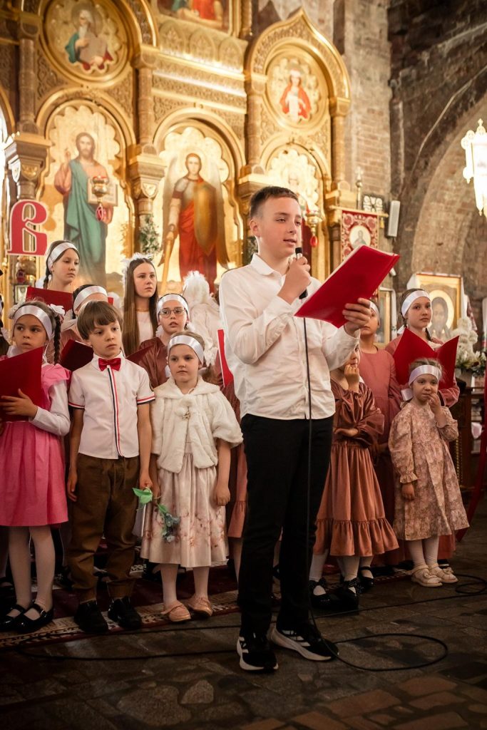 В неделю 3 по Пасхе, Жен Мироносиц , воспитанники воскресной школы , при гарнизонном храме Святителя Николая Чудотворца, поздравили прихожан с Праздником Светлого Христова Воскресенья и жён Мироносиц.