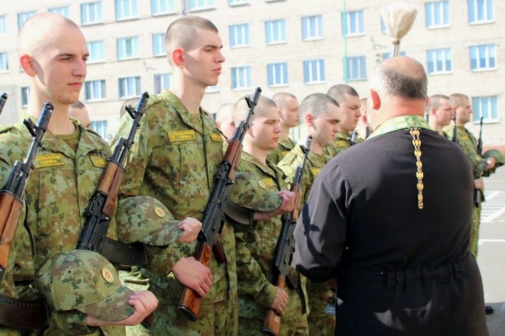 Церковь всегда благословляла воинов на защиту Отечества с оружием в руках.