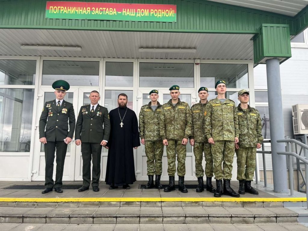 Священнослужитель поздравил военнослужащих с 81-й годовщиной Великой Победы!