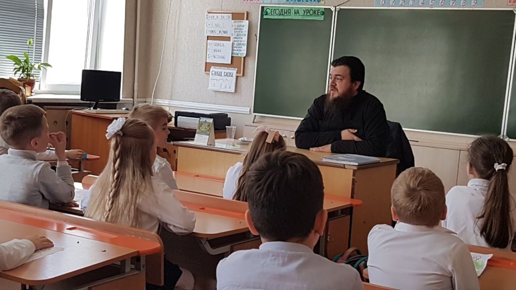 Чужого не бери, плохого не говори, добрым будь и улыбайся,  никого не бей, не зазнавайся!