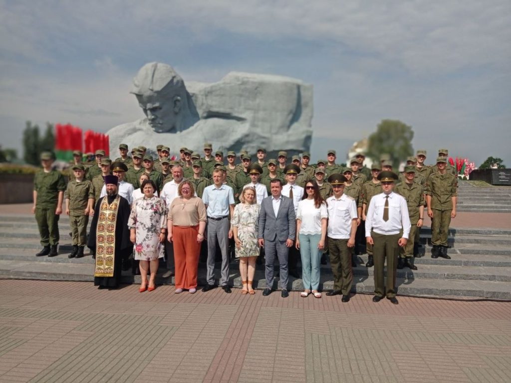 Священнослужитель обратился к молодым офицерам с пастырским напутствием.
