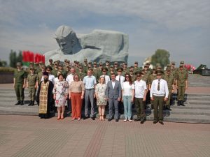 Священнослужитель обратился к молодым офицерам с пастырским напутствием.