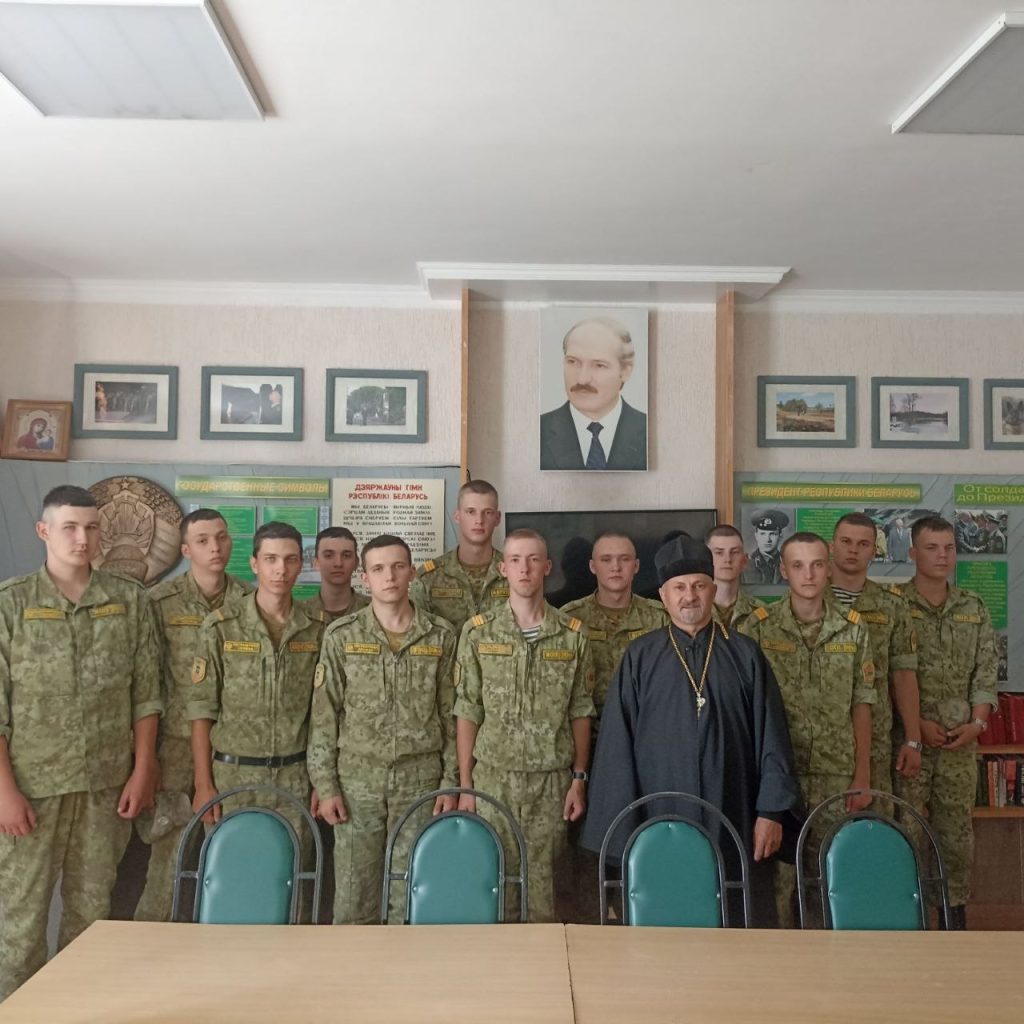 Священник рассказал военнослужащим о значении праздника Преображения.