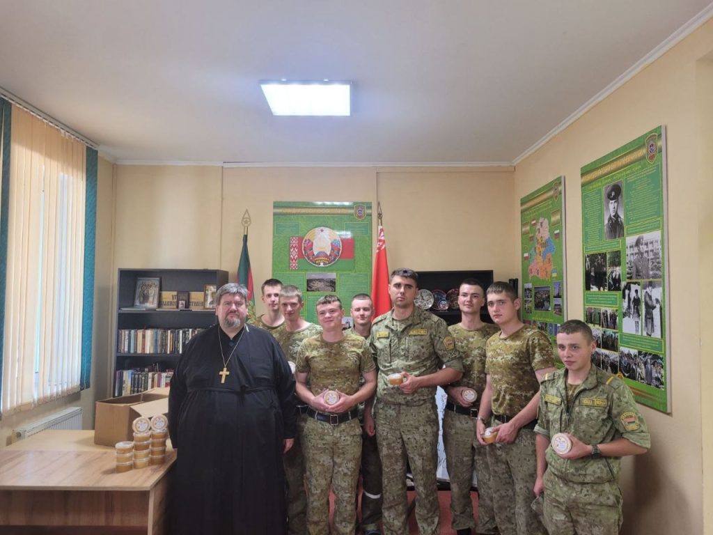Священник поздравил личный состав с праздником «Изнесения честных древ Животворящего Креста Господня».