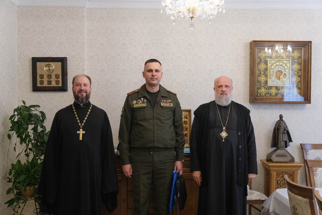 Архиепископ Иоанн встретился с заместителем командира в/ч 14853 по идеологической работе майором Бирицким С. Я..